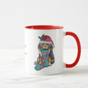 Caneca filhote de cachorro preto e marrom bonito com meia