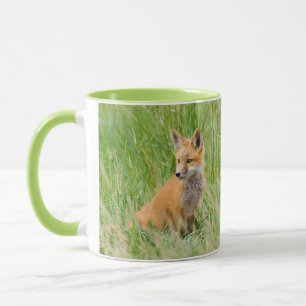 Caneca Filhote de Raposa Vermelha na grama perto da toca