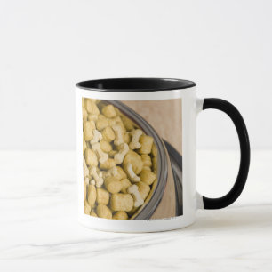 Caneca Fim-acima do alimento para cães em uma bacia do