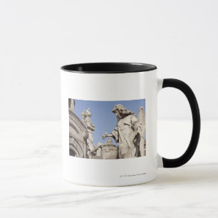 Caneca Fim da estátua do ângulo acima no cemitério de