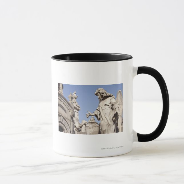 Caneca Fim da estátua do ângulo acima no cemitério de (Direita)
