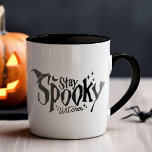 Caneca Fique Feliz Bruxas Bruxas Bruxas Halloween Engraça<br><div class="desc">Evoque o encantamento do Dia das Bruxas com as nossas camisetas engraçadas de "Mestras Loucas". Mergulhe num mundo de humor e estilo estranho, enquanto celebra a estação mais assustadora. Celebre a temporada com uma reviravolta de humor, fazer declaração que é simultaneamente estranha e divertida. Uma adição de feitiçaria ao seu...</div>