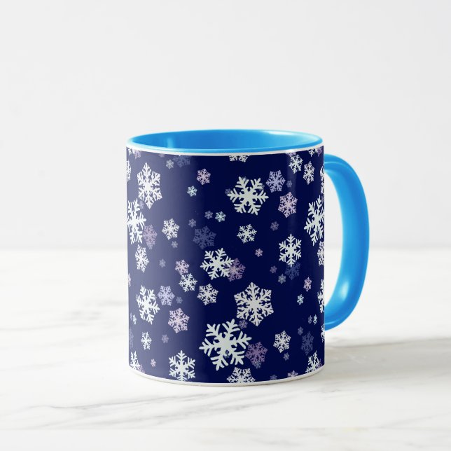 Caneca Flocos de neve azuis e brancos no chão azul escuro (Frente Esquerda)