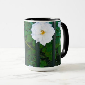 Caneca Flor Branca Saltando Através da Cerca