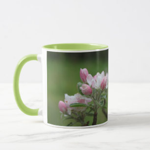 Caneca flor de maçã e folhas verdes