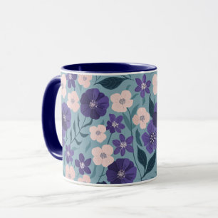 Caneca Floral púrpura e rosa num fundo de chá suave