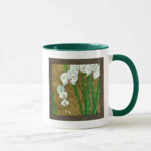 Caneca Flores brancas e caules verdes na fronteira castan
