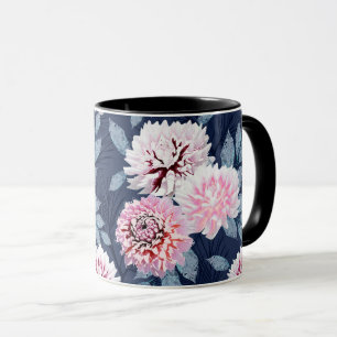 Caneca Flores brancas e cor-de-rosa em azul escuro.