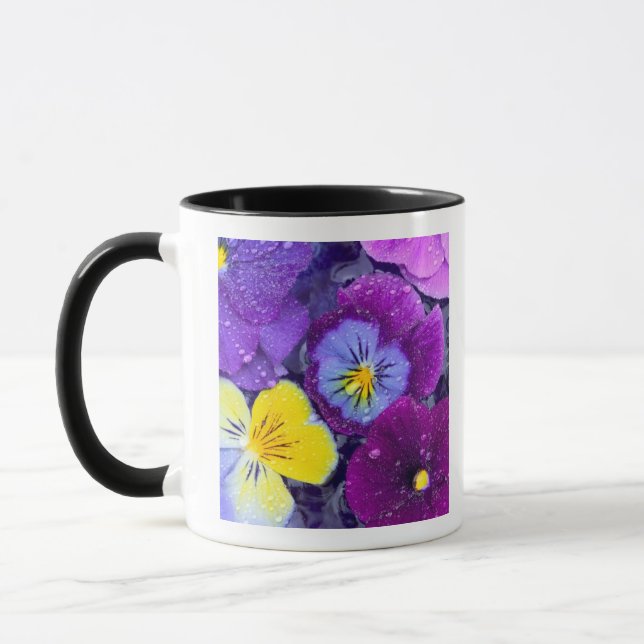 Caneca Flores de amor-perfeito flutuando em banho de páss (Esquerda)