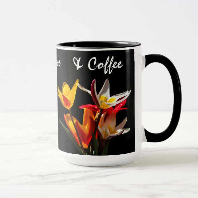 Caneca Flores de chicote contra fundo preto (Direita)