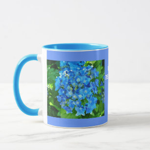 Caneca flores de hortênsia azul e suas folhas verdes