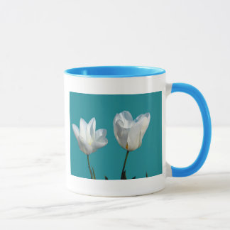 Caneca flores de tulipa branca em fundo azul aqua