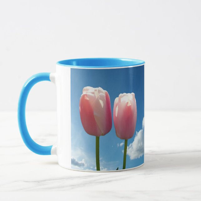 Caneca Flores de tulipas no céu azul (Esquerda)