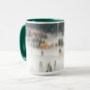 Caneca Floresta de Montanha Cobrir de Nevoeiro em Terra