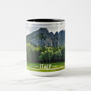Caneca Floresta de montanha com pinheiros na Itália norte