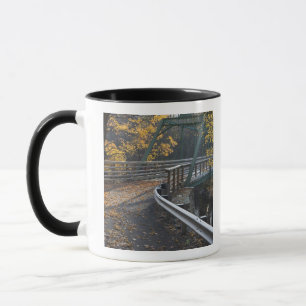 Caneca Folhagem de outono e ponte sobre os Millers