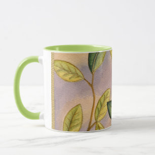 Caneca Folhas verdes e amarelas sobre fundo solar