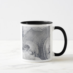 Caneca Formações de nuvens invulgares sobre o Mar de Bare