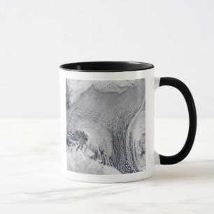 Caneca Formações incomuns da nuvem sobre o mar de Baren