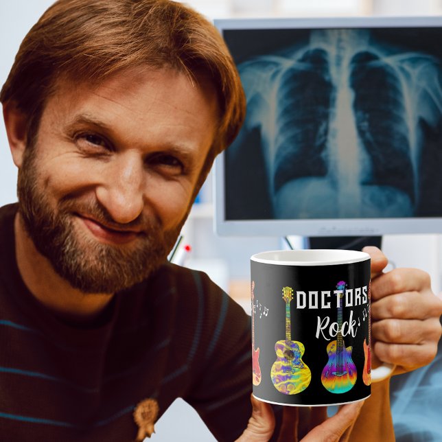 Caneca Formando de Rock da Med School (Doctors rock med school graduate cool guitar coffee mug)