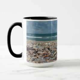 Caneca Foto da Praia do Oceano Atlântico com Conchas Mari