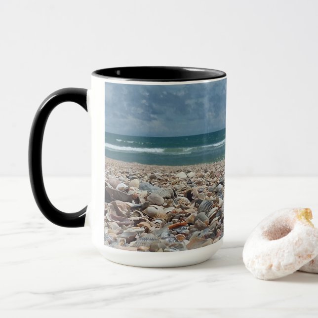 Caneca Foto da Praia do Oceano Atlântico com Conchas Mari (Com Donut)