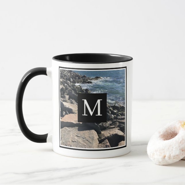 Caneca Foto de Ocean Waves e Rocks Black Inicial (Com Donut)