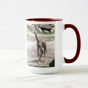 Caneca Foto de uma girafa bebê andando na natureza, Mugs