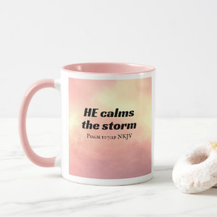 Caneca Foto do Céu Rosa Ele Acalma o Versículo Bíblico da