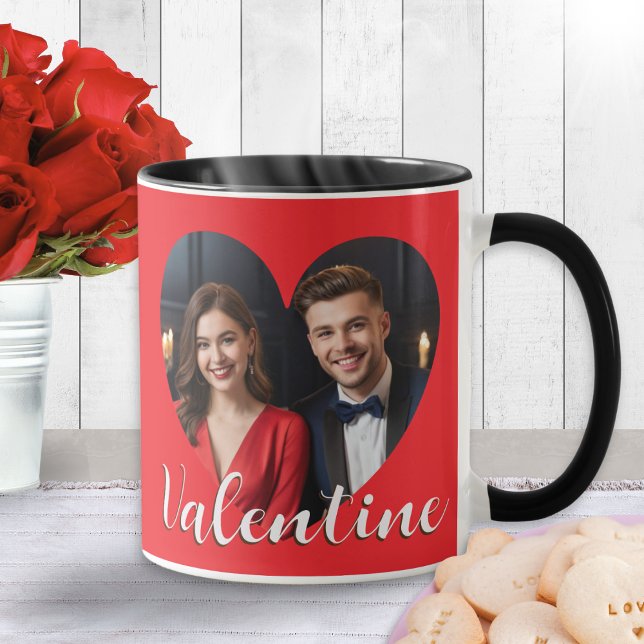 Caneca Foto Personalizada dos Corações dos Namorados Româ (A red mug for Valentine's Day with custom photo in a love-heart shaped 'frame' and your text on back)