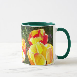 Caneca Fotografia das Tulipas Vermelhas e Amarelas Brilha