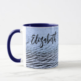 Caneca Fotografia de Ondulações na Água do Lago de Vida S