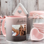 Caneca Fotos personalizadas melhores amigas para a vida e<br><div class="desc">Um fundo de gradiente de cor latente, preto-chic, café castanho. Personalize e adicione a sua própria fotografia, selecione o(s) seu(s) melhor(s) amigo(s) e o local do evento. O texto: Amigos pela Vida é escrito com um moderno estilo escrito à mão. Texto preto. Perfeito como presente para você ou como presente...</div>