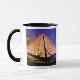 Caneca França, Paris. O museu do Louvre ao crepúsculo. 2