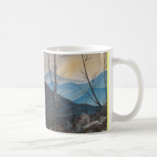 Caneca frente e verso da montanha azul do inverno