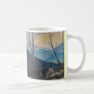 Caneca frente e verso da montanha azul do inverno