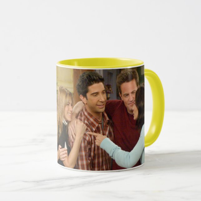 Caneca FRIENDS™ | Abraço de Ação de Graças do Elenco (Frente Esquerda)