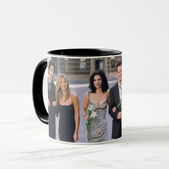 Caneca FRIENDS™ | Casais com Roupas Formais (Frente Esquerda)