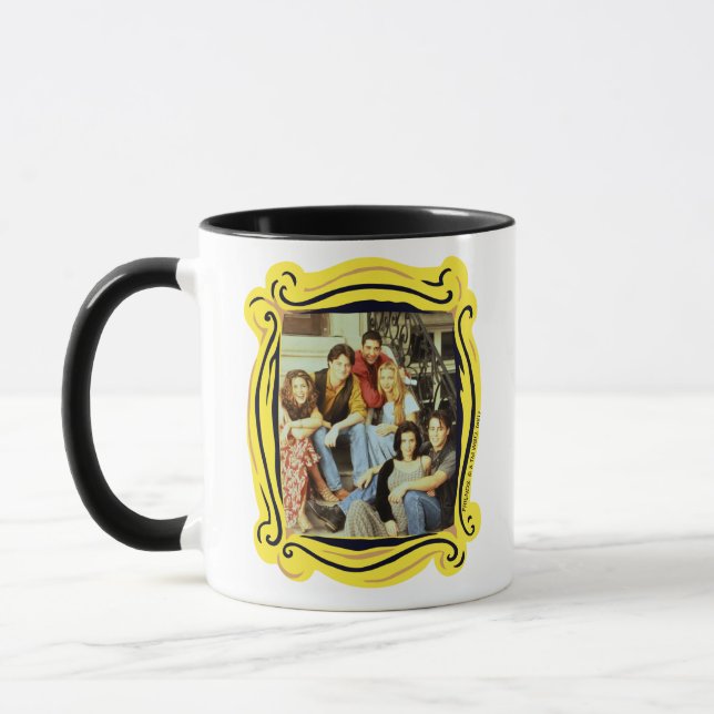 Caneca FRIENDS™ | Elenco Sentado no Degrau (Esquerda)