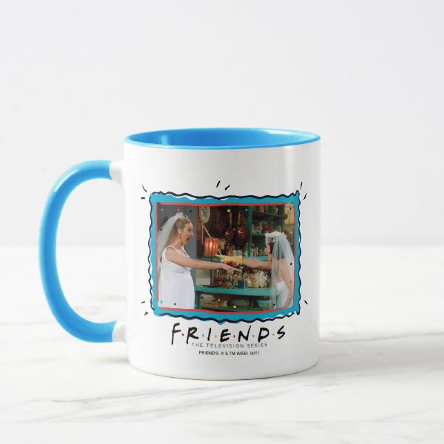 Caneca FRIENDS™ | Phoebe e Monica com Vestidos de Noiva (Esquerda)