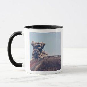 Caneca Fumaça escapando do vulcão ativo Anak Krakatau