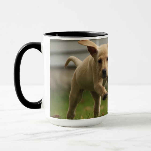 Caneca Funcionamento amarelo dos filhotes de cachorro de (Esquerda)