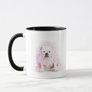 Caneca fundo branco, buldogue branco, pena cor-de-rosa