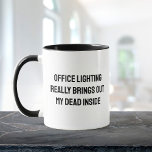 Caneca Funny Office Humor Coworker Volta ao Trabalho<br><div class="desc">Luzes fluorescentes   tensão de trabalho = esta caneca. "A iluminação do escritório realmente traz meu dentro morto." Um imperativo para guerreiros sarcásticos do escritório,  colegas de trabalho,  ou qualquer um mal o fazer através da moda de 9 para 5!</div>