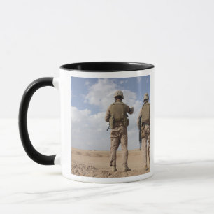 Caneca Fuzileiros escaneiam o horizonte para atividade in