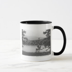 Caneca Gado por uma lagoa com dois vaqueiros