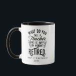 Caneca Gag Principal da Escola Aposentada Personalizada<br><div class="desc">Engraçado professor aposentado dizendo que é perfeito para a festa de aposentadoria para seu colega favorito que tem bom senso de humor. O ditado sobre este presente moderno de professor reformado diz "O que você chama de professor feliz na segunda-feira? Aposentado." Adicione o nome do professor e o ano de...</div>