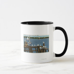 Caneca Gaivota e veleiros de mar ao longo do beira-rio