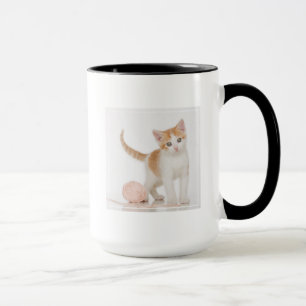 Caneca Gatinho ao lado da bola da corda