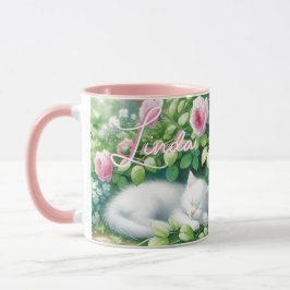 Caneca Gatinho branco doce, apito sob um Rosa Bush